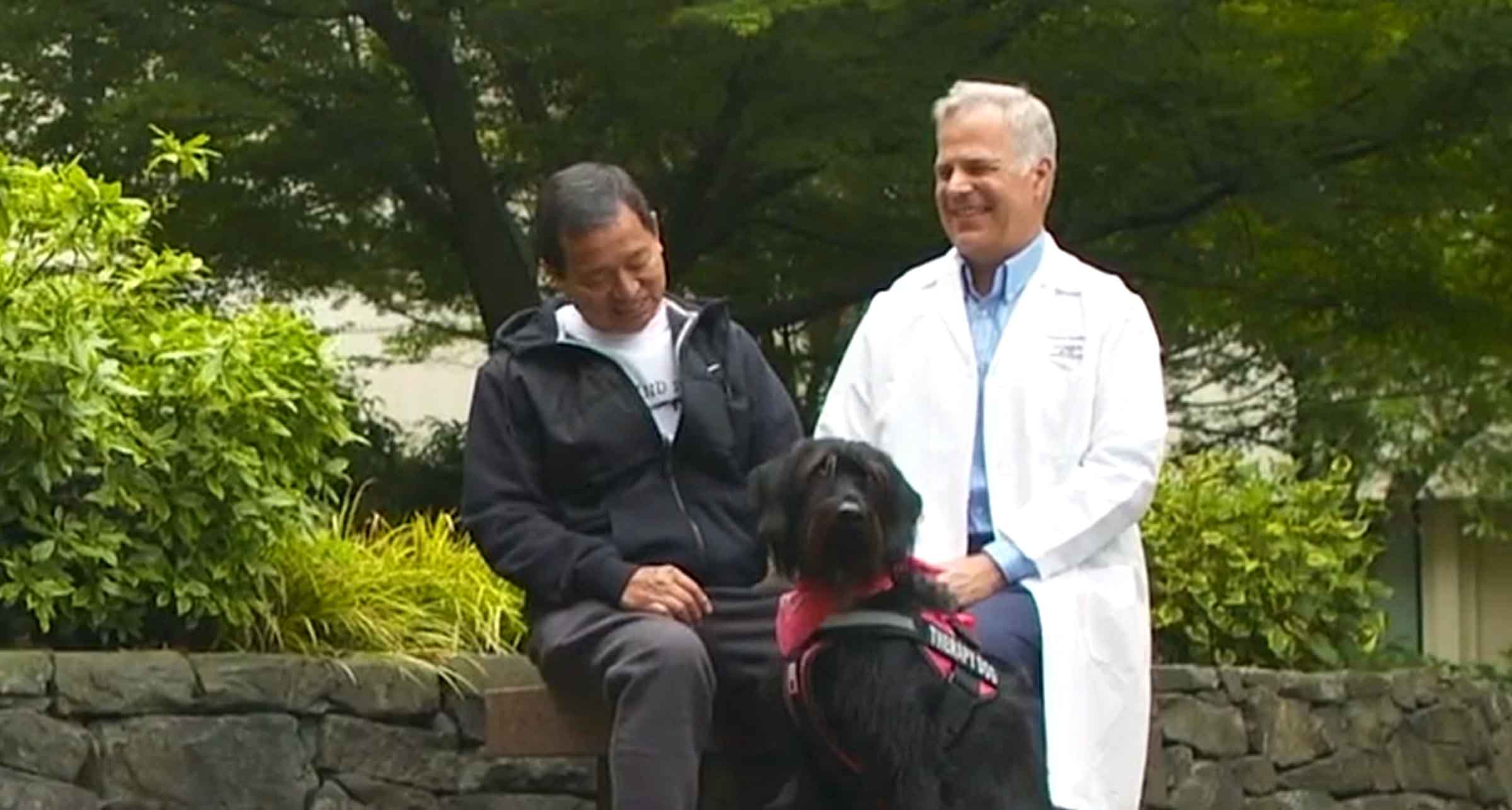 Patient Manuel with his dog and his doctor.
